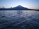 夕方の山中湖と富士山