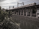 高架線の電車