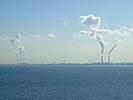東京湾岸の大きな煙突