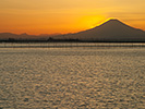 夕焼けの富士山と海