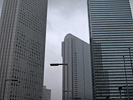 雨雲と高層ビル