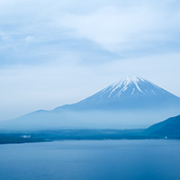 本栖湖と富士山