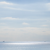 雲と反射する海