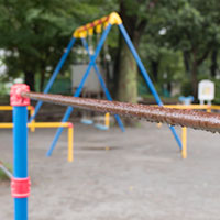 雨の公園の鉄棒