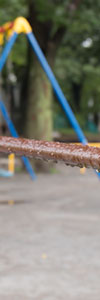 雨の公園の鉄棒(縦)