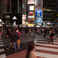 夜の渋谷スクランブル交差点