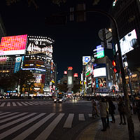 夜の渋谷駅前スクランブル交差点