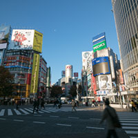 渋谷駅前スクランブル交差点と月