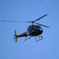 飛行するヘリコプター