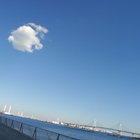 丸い雲とベイブリッジ