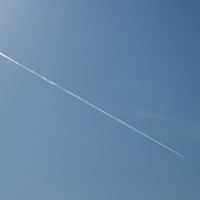 飛行機雲と青空