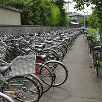 歩道に溢れる自転車