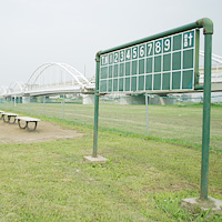 河川敷のスコアボード