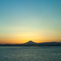 富士山に日が沈む