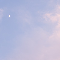 弓張月とピンクの雲