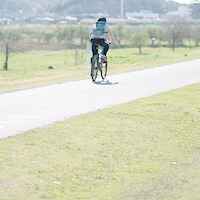 河川敷でサイクリング